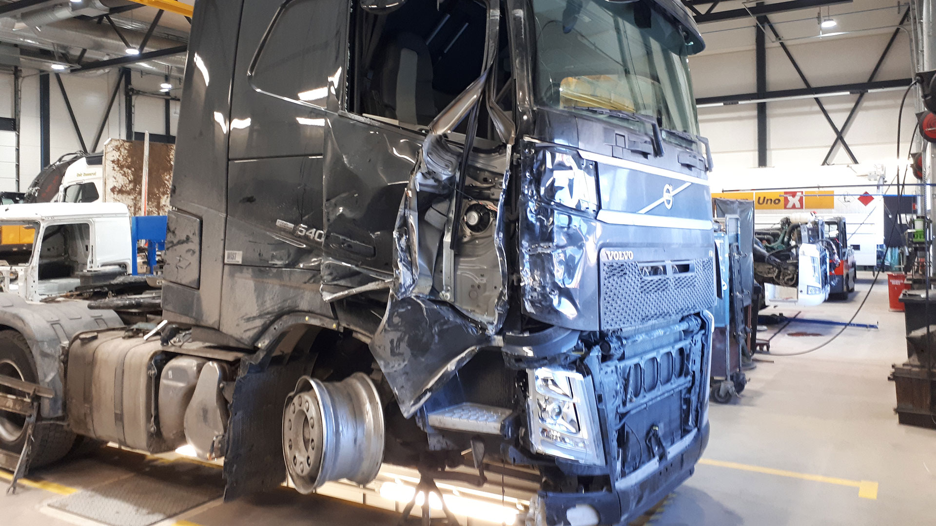 reparasjon av lastebil på volmax skadesenter