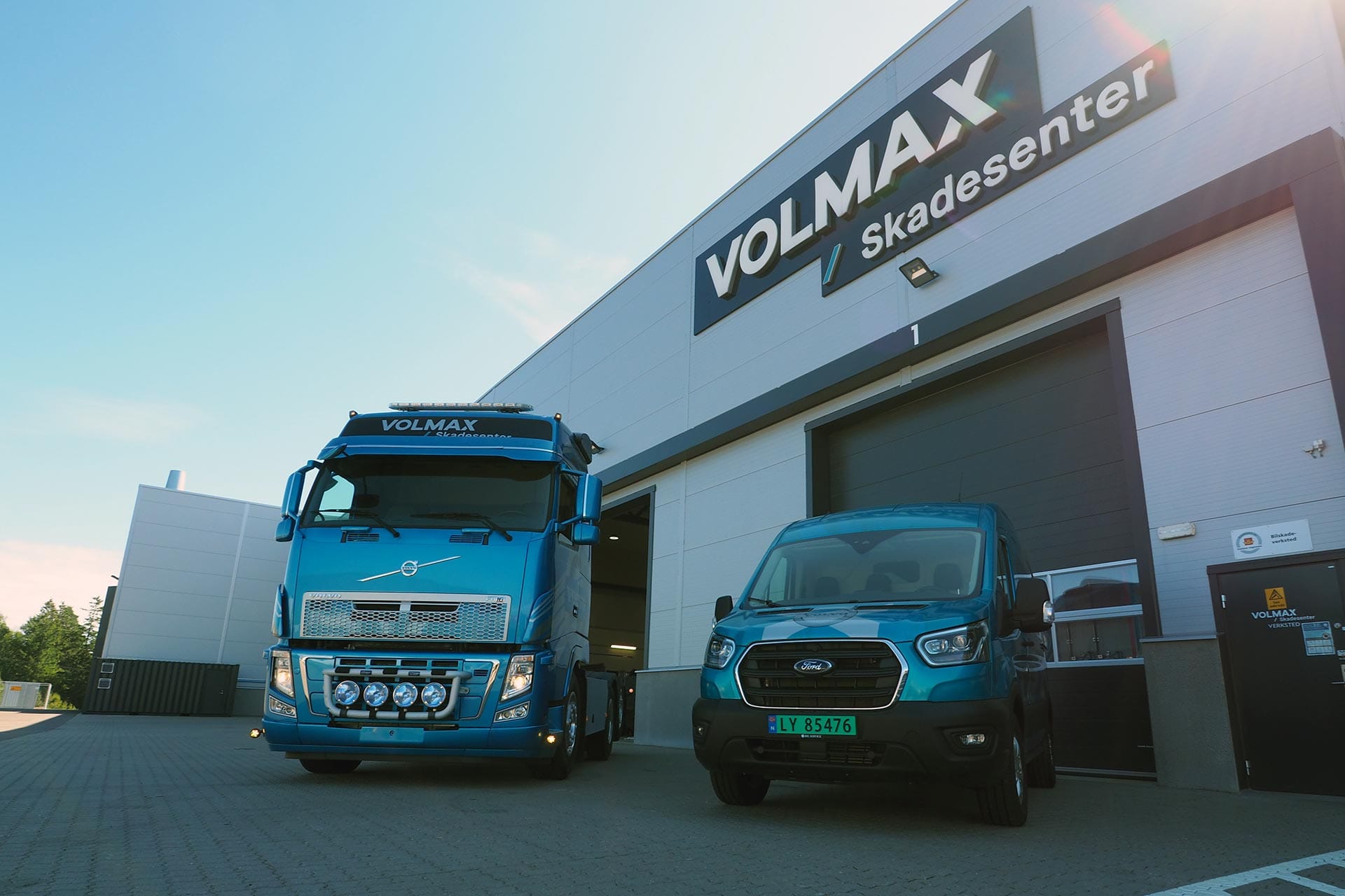 To lastebiler forran Volmax Skadesenter